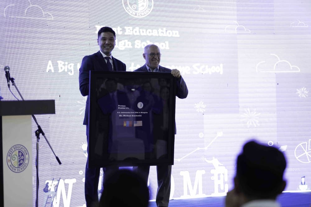 АНУ-аас Монгол Улсад суугаа онц бөгөөд бүрэн эрхт элчин сайд Майкл Клечески