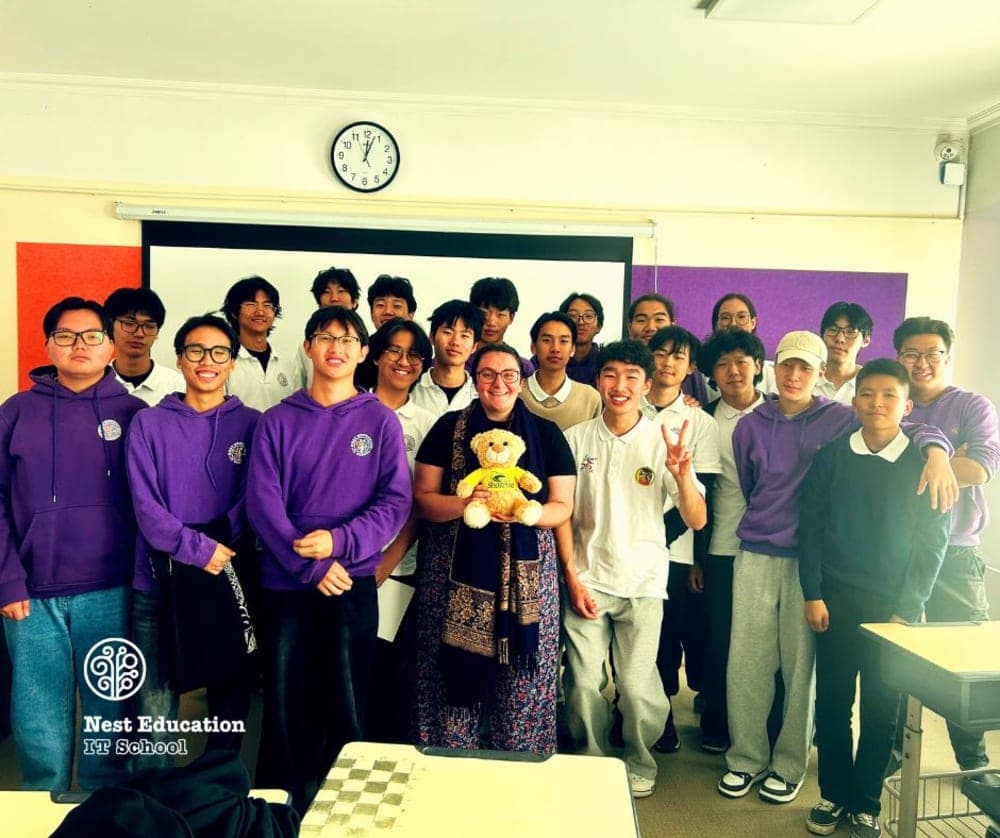 🟣Sarah Stackhouse, Senior Associate Director of International Outreach at Shoreline Community College, visited our school and introduced their programs!