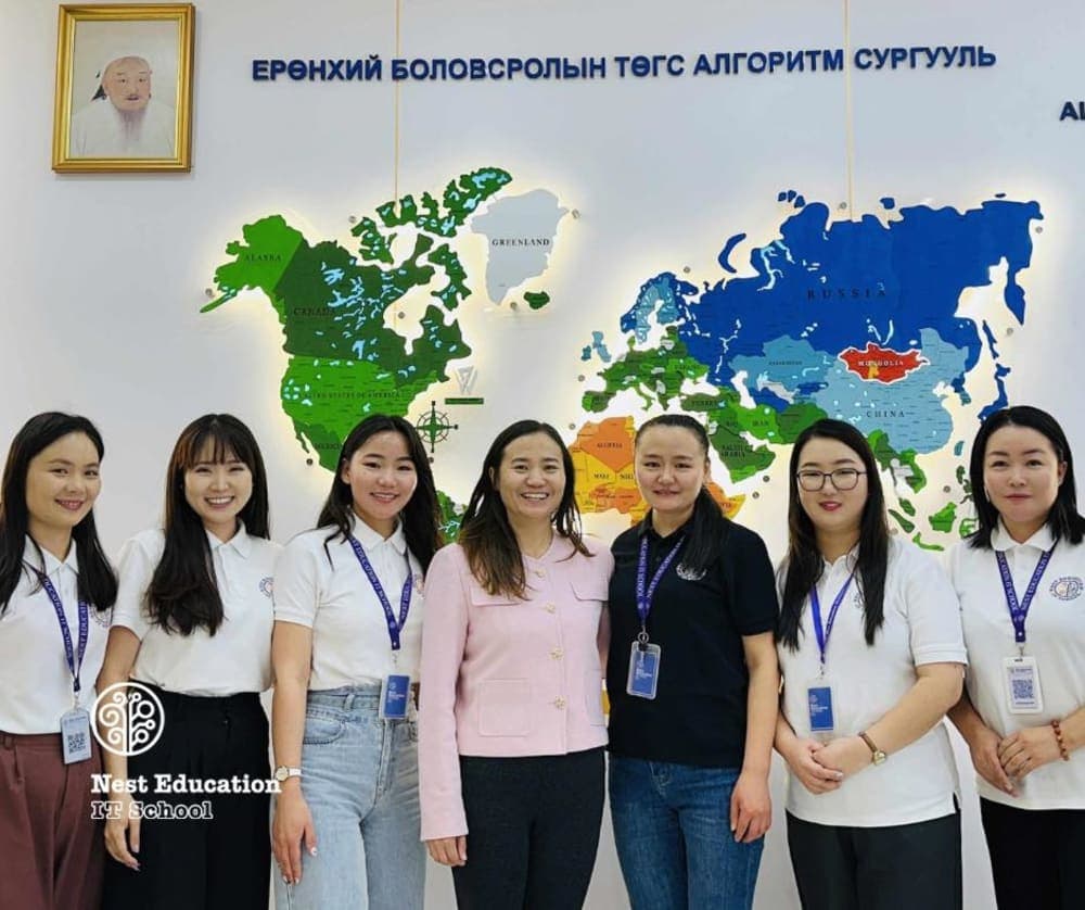 🟡Бага ангийн багш Д.Мөнхцэцэгээр ахлуулсан 5-р ангийн секцийн хамт олон Баянхонгор аймгийн “Төгс-Алгоритм” сургуульд туршлага солилцохоор ажиллаж байна.